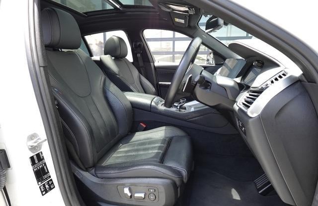 2021 BMW X-Drive 50i — image 8
