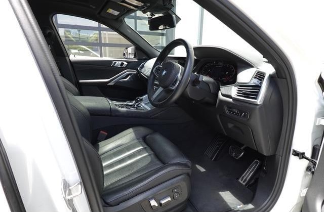 2021 BMW X-Drive 50i — image 9