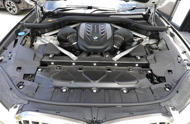 2021 BMW X-Drive 50i — image 7
