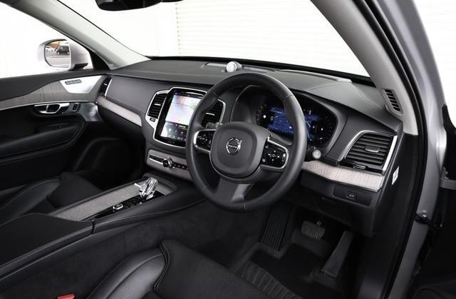 2023 Volvo XC90 B5 — image 8